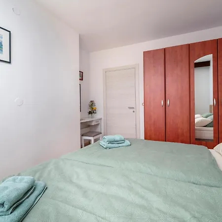 Amazing In With Kitchen Apartment *