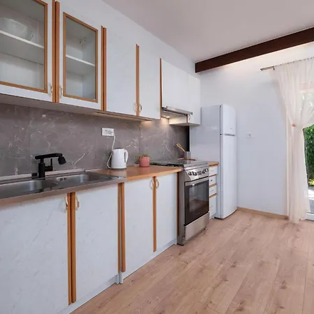 Apartment 2 Bedroom Stunning In